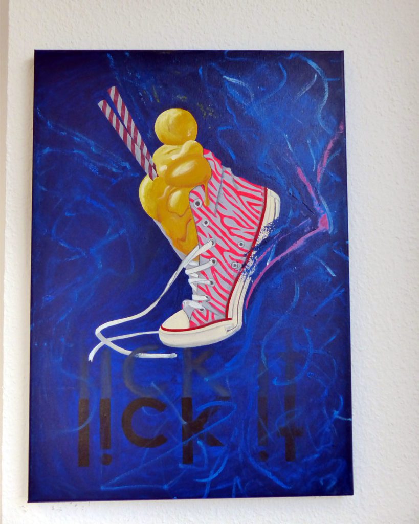 pinker Sneaker mit Eis gefüllt